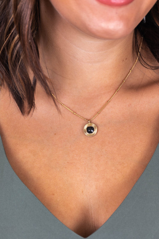 Sunburst Kiss Necklace Gold